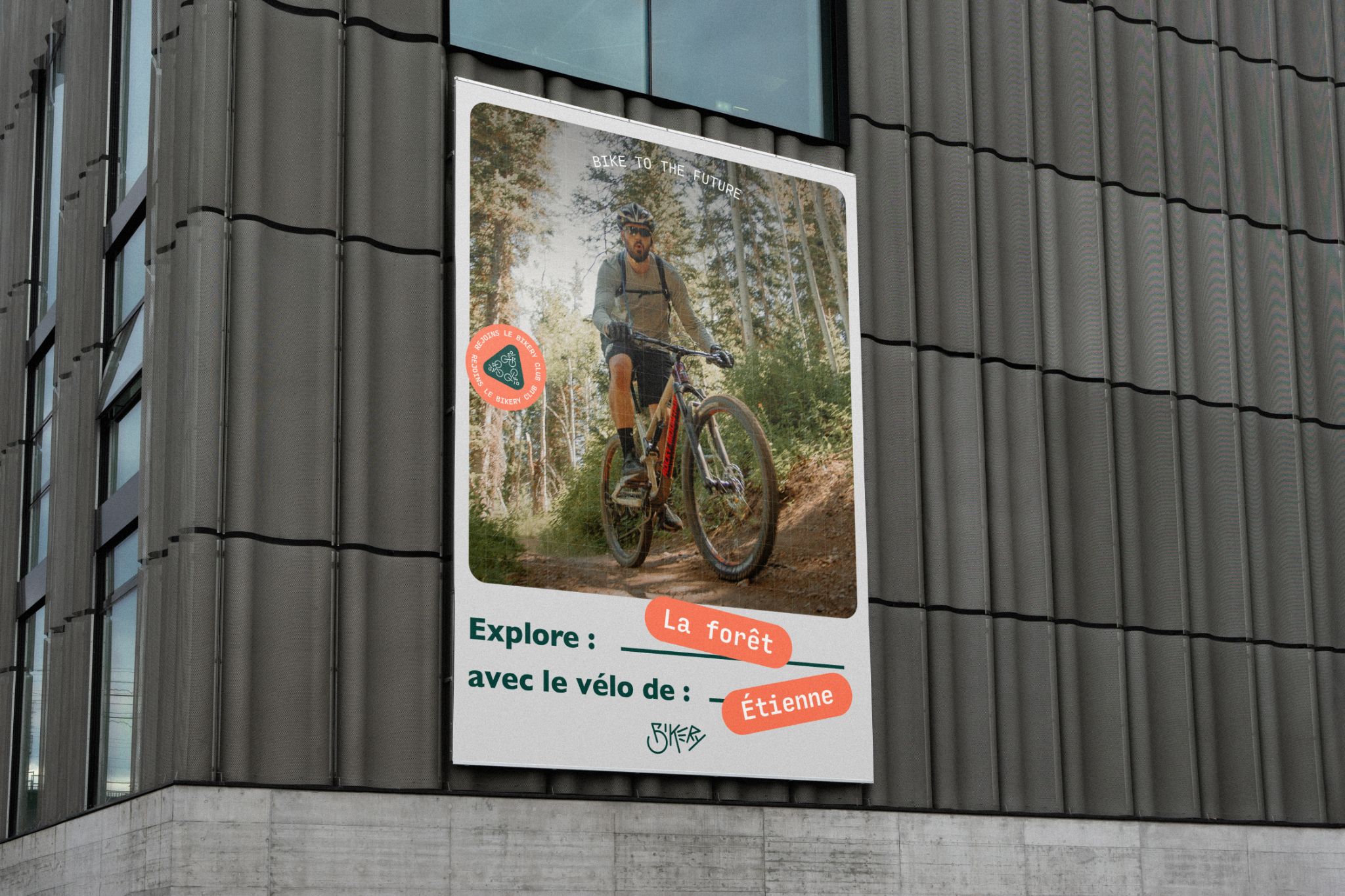 Affiche Bikery en situation : un cycliste en forêt et l’accroche « Explore la forêt avec le vélo d’Étienne ».