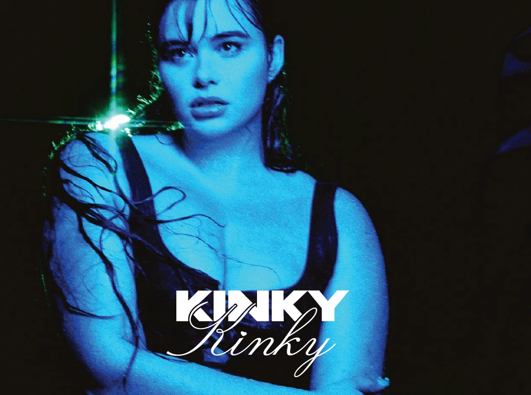 Composition Kinky avec portrait éclairé en bleu.