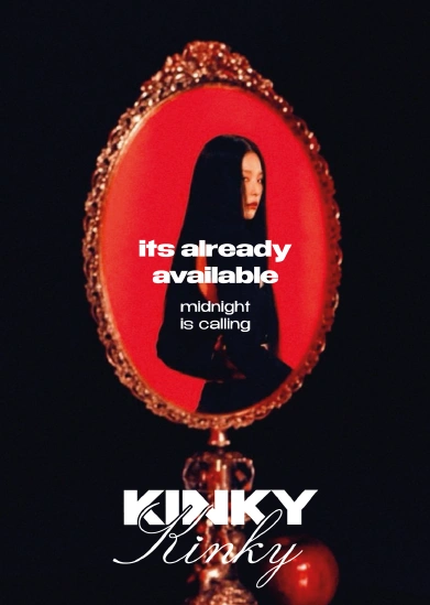 Affiche Kinky avec portrait dans un miroir rouge.