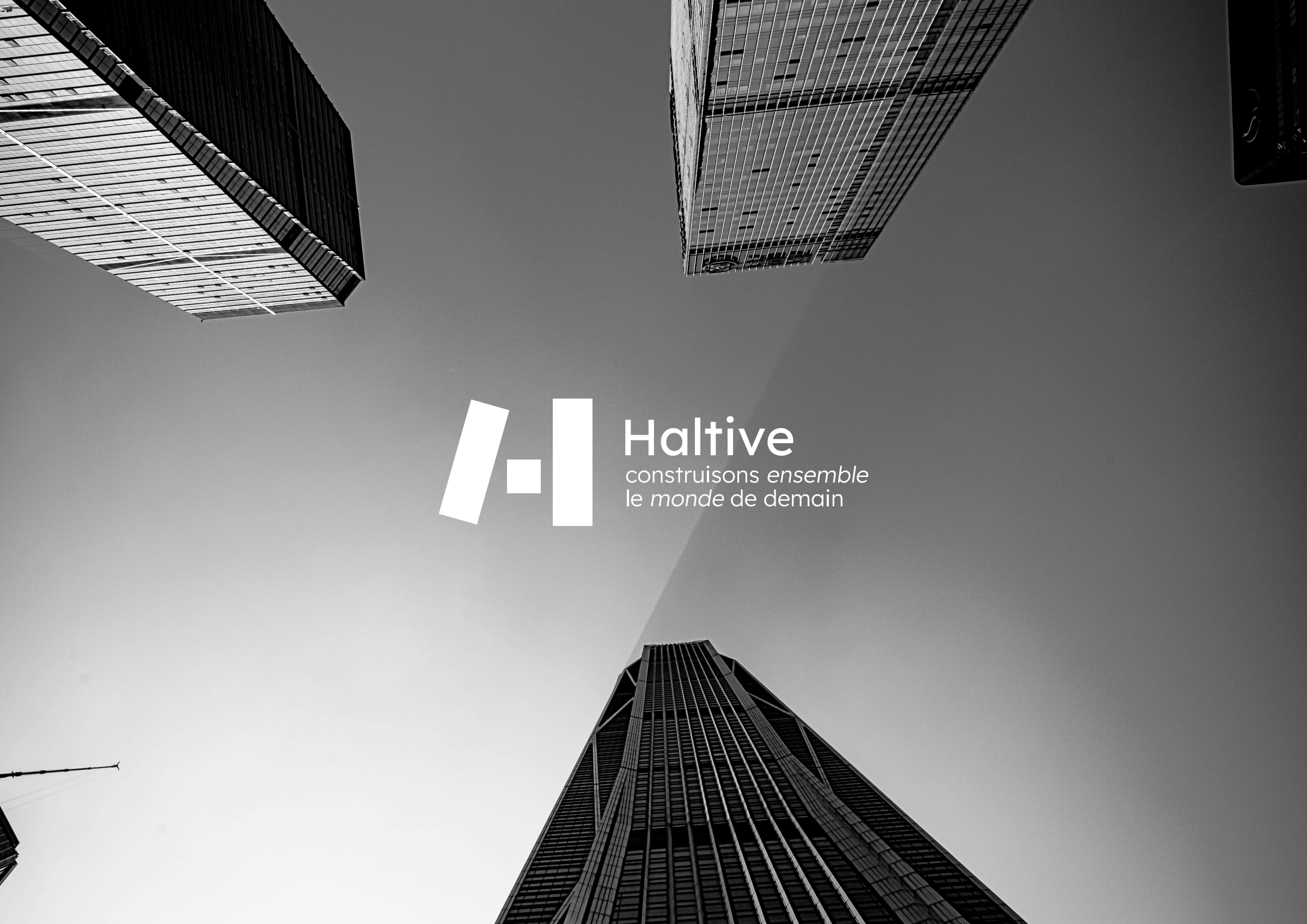Identité Haltive : logo blanc et signature sur une photographie de bâtiments en noir et blanc.